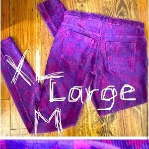 ISO (Not selling): HUE Baroque Print Leggings / Jeggings